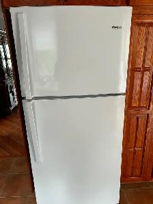 Frigidaire blanc KENMORE à vendre en très bon état.