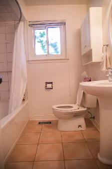 3-bedroom house in Downtown Brampton - Photo 3