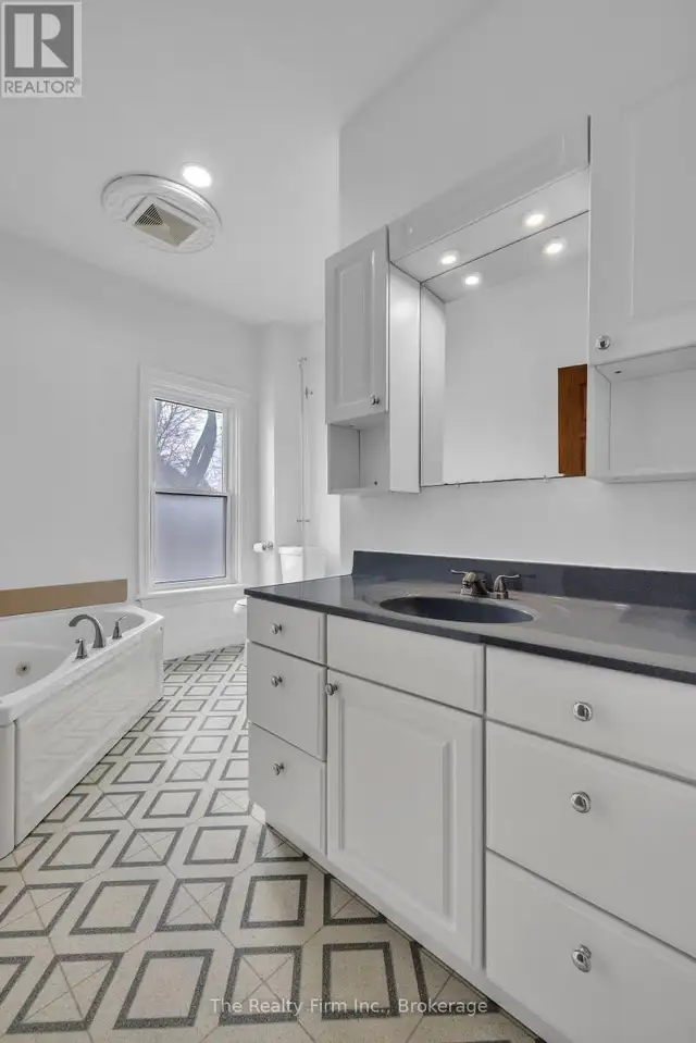 For Sale : 751 Rathbourne Avenue Woodstock Ontario - Photo 2