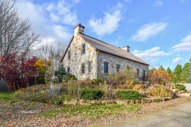 Beautiful Private Home on 7.8 Acres – Peaceful & Elegant Living - Photo 2