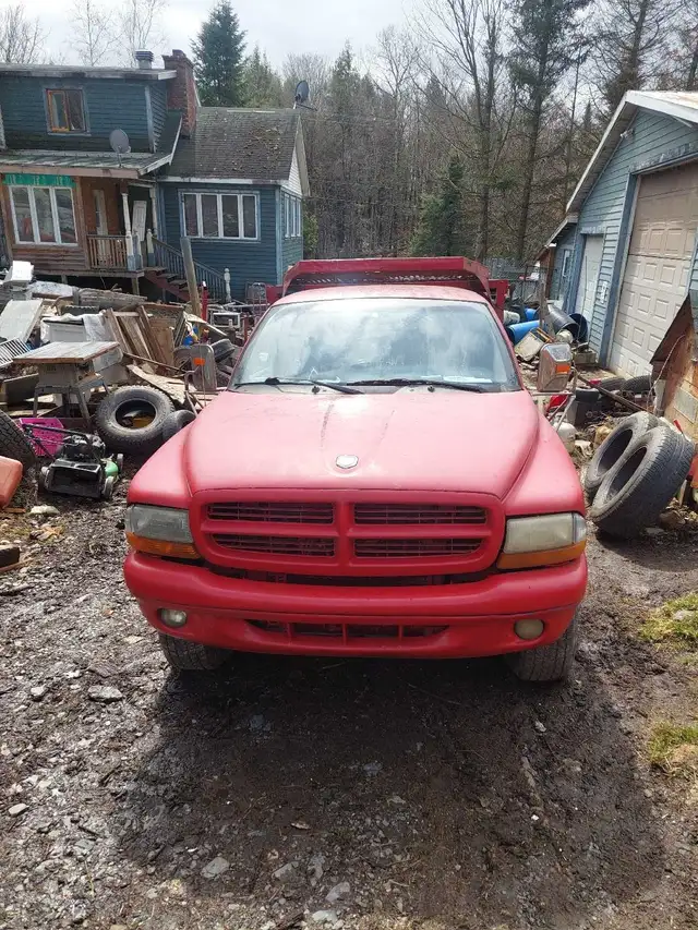 2000 dodge dakota 4x4 with dumpbox.