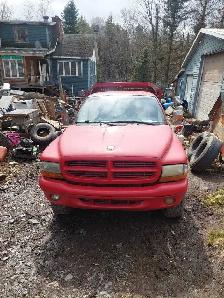 2000 dodge dakota 4x4 with dumpbox.