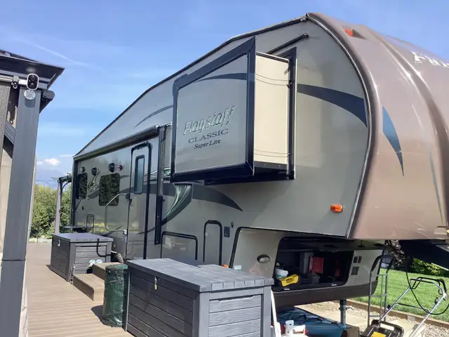 Flagstaff 8528RKWS 5th wheel