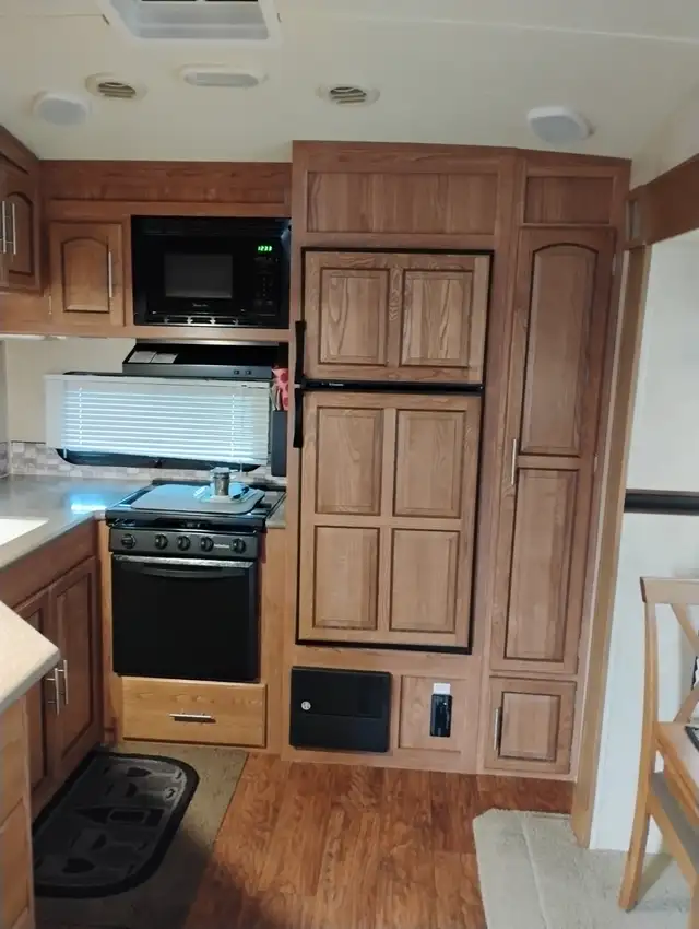 Flagstaff 8528RKWS 5th wheel - Photo 7