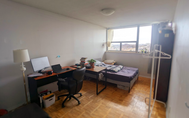 ROOMMATE WANTED MAY-1! Spacious Bedroom across Sheridan College! - Photo 4