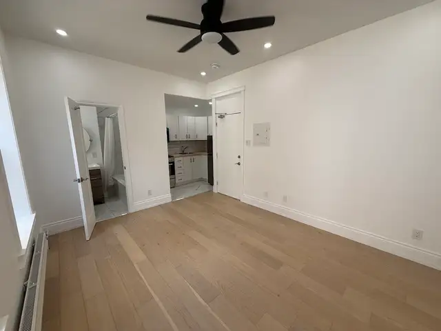 Fully renovated bachelor unit - Available Immediately! - Photo 2