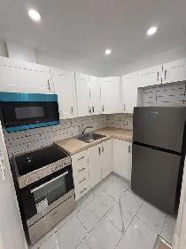 Fully renovated bachelor unit - Available Immediately! - Photo 4