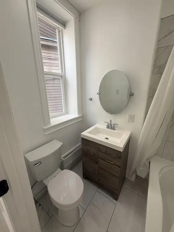 Fully renovated bachelor unit - Available Immediately! - Photo 5