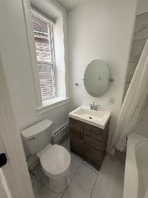 Fully renovated bachelor unit - Available Immediately! - Photo 5