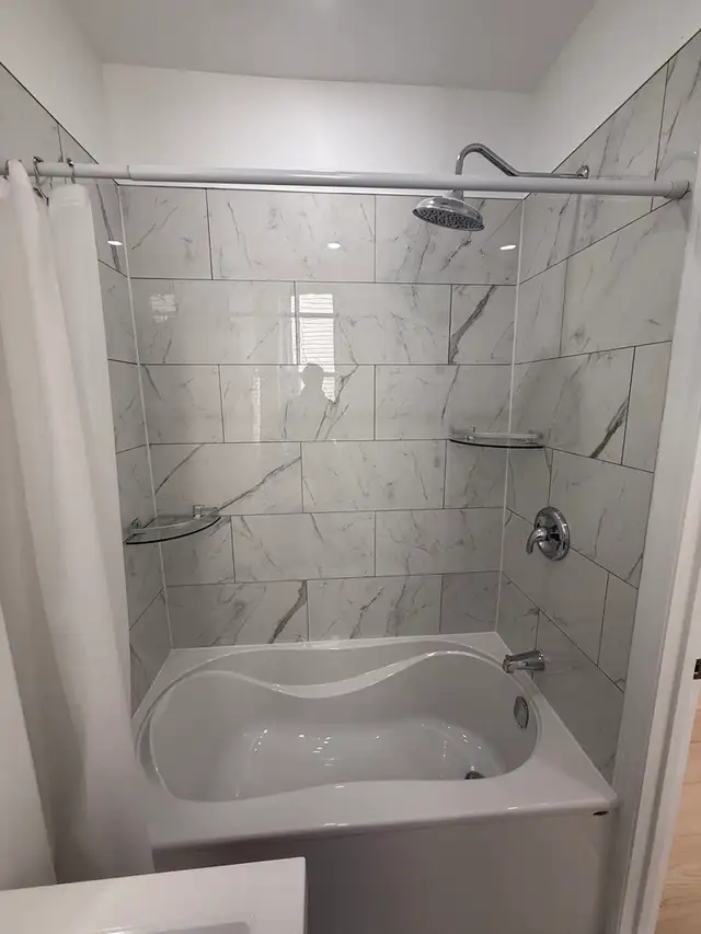 Fully renovated bachelor unit - Available Immediately! - Photo 6