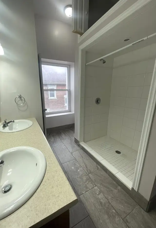 Beautiful 2 Bedroom Apartment in Belleville $2000 - Photo 2