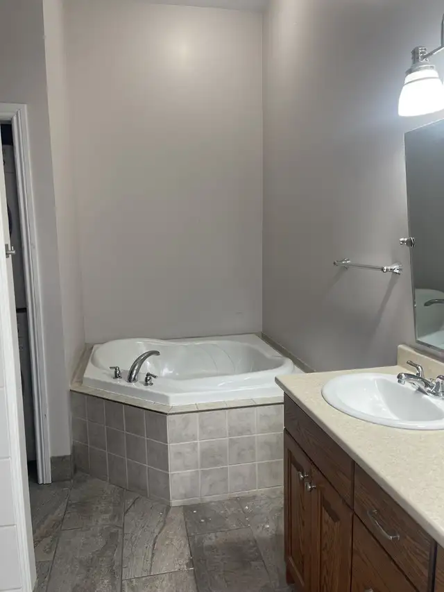 Beautiful 2 Bedroom Apartment in Belleville $2000 - Photo 4