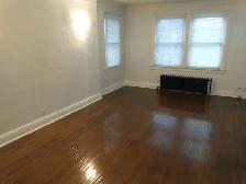 Jackson park. Large one bedroom apartment. $1,200 - Photo 2