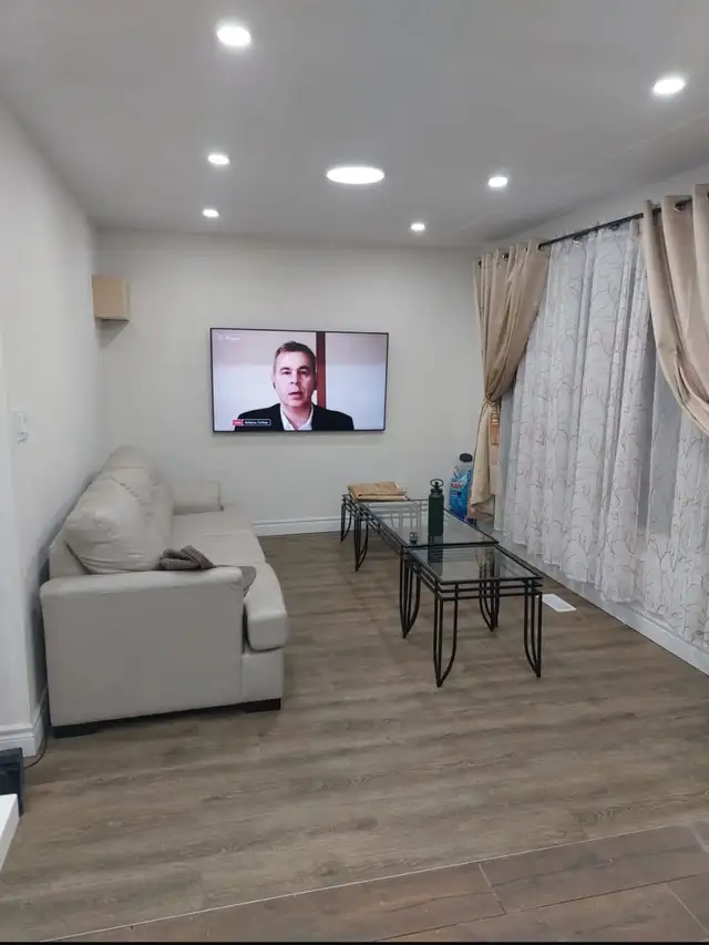 McMaster 10 Min walk