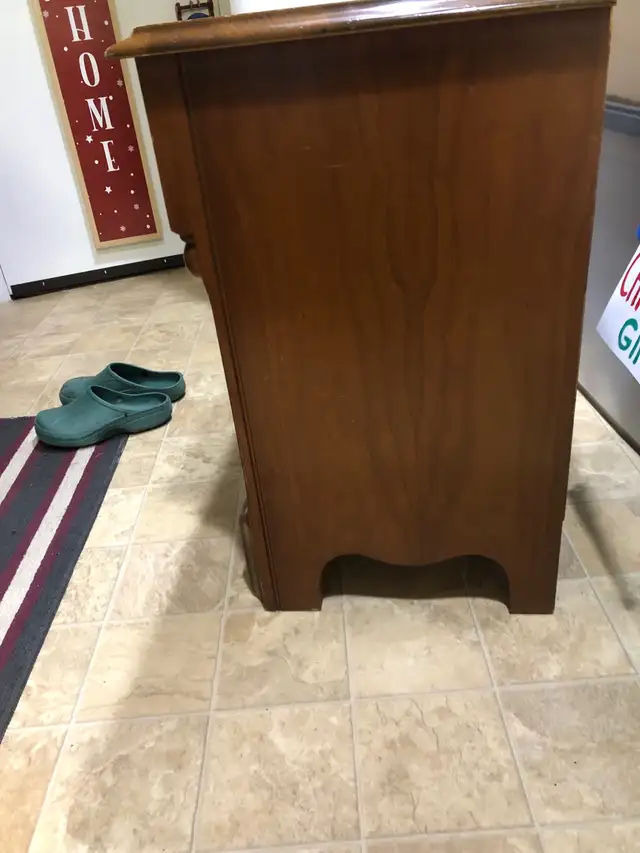 Gibbard Side Table  (I’m ASKING $60 - Photo 3