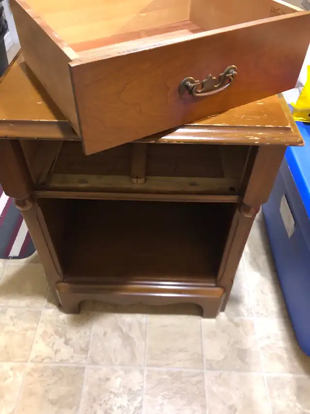 Gibbard Side Table  (I’m ASKING $60 - Photo 5