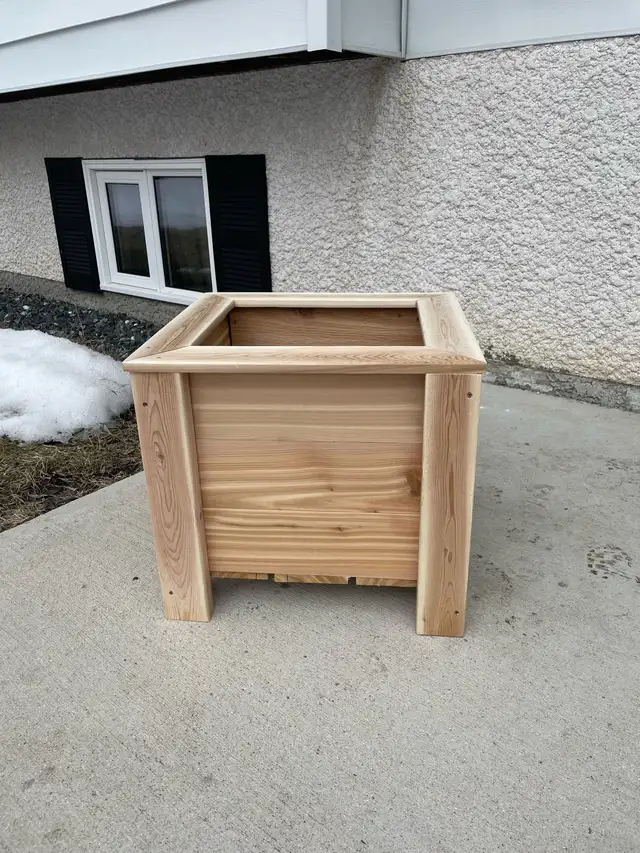 Cedar planter - Photo 3