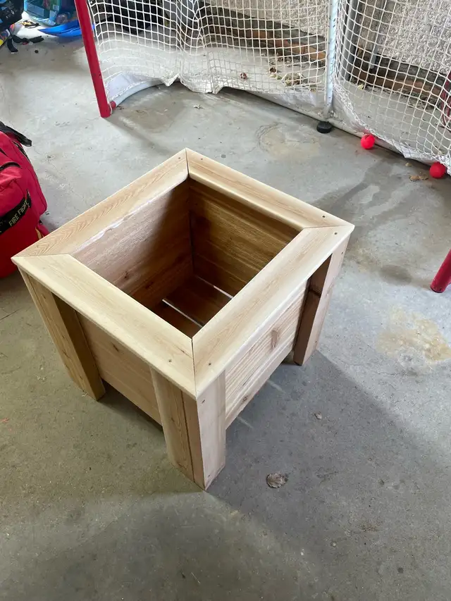 Cedar planter - Photo 5