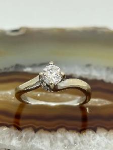 Gorgeous  Solitaire Diamond Ring - Photo 6