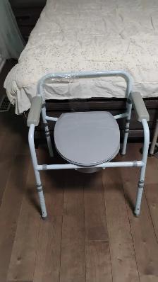 PORTABLE COMMODE - Photo 2