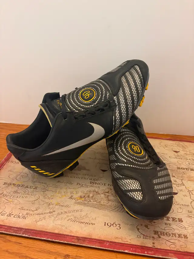 Vintage Nike Total 90 Shoot II FG – Size 9Price: $140 CAD - Photo 2