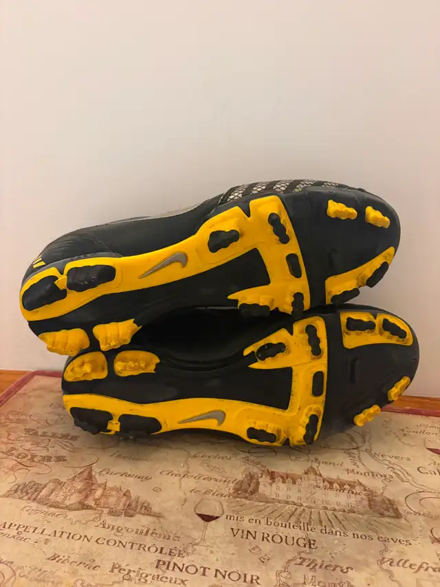 Vintage Nike Total 90 Shoot II FG – Size 9Price: $140 CAD - Photo 3