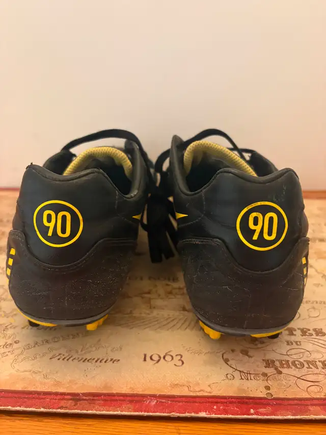 Vintage Nike Total 90 Shoot II FG – Size 9Price: $140 CAD - Photo 4