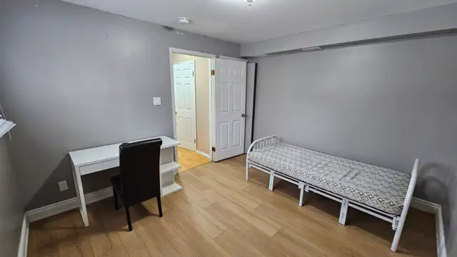 3 bedrooms Detached home Near Waterloo University/Conestoga - Photo 2