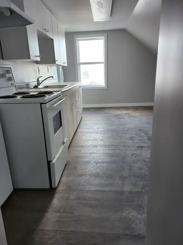 220B King St W - Bright 2 Bedroom West, Parking, W/D hu - Photo 8