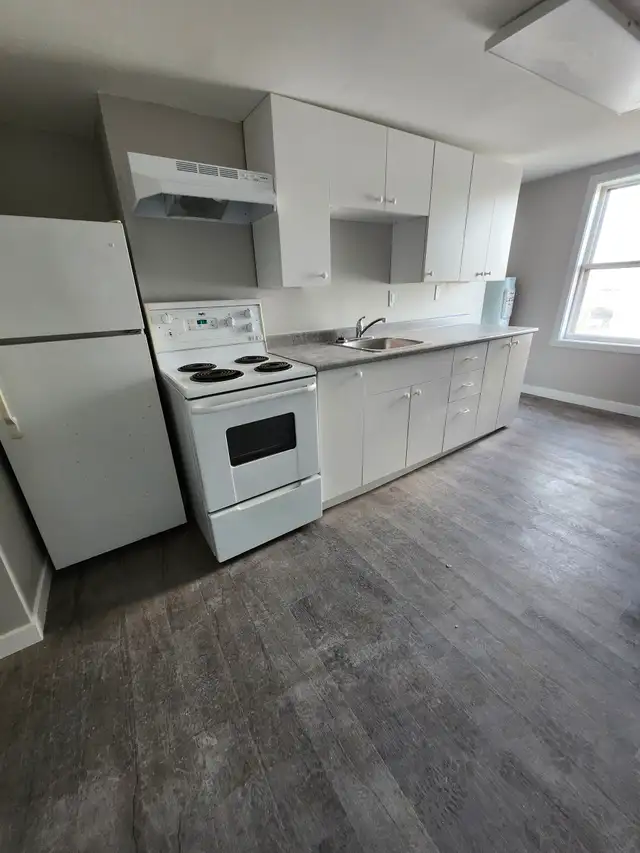 220B King St W - Bright 2 Bedroom West, Parking, W/D hu - Photo 9