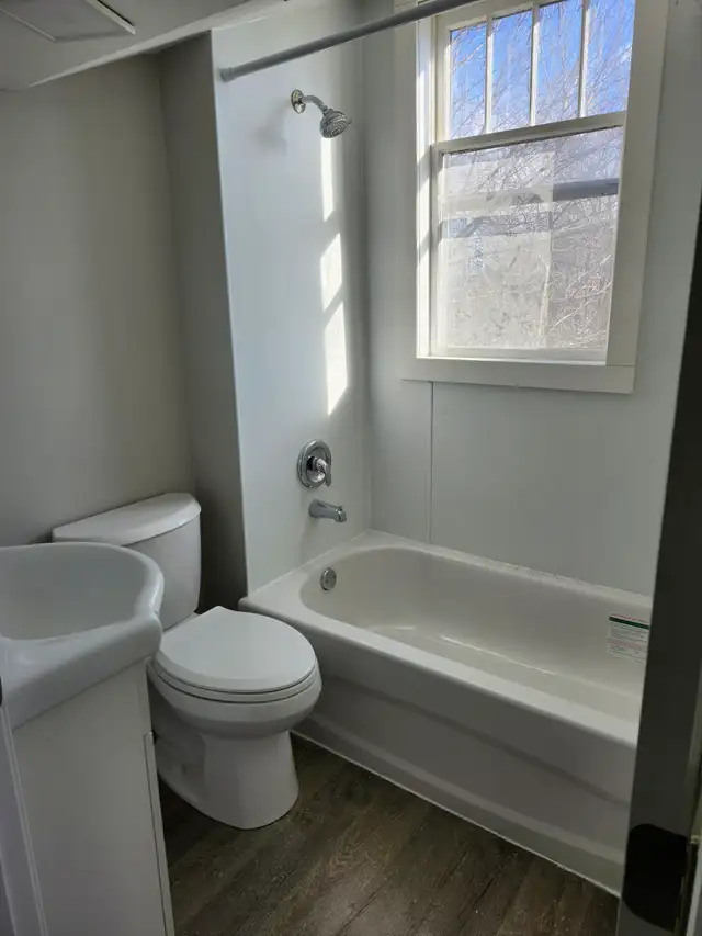 220B King St W - Bright 2 Bedroom West, Parking, W/D hu - Photo 11