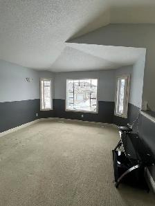 #8721- 3 Bed/ 1.5 Bath Upper Level. Avail Now! $2000 H/W/P Incl! - Photo 4