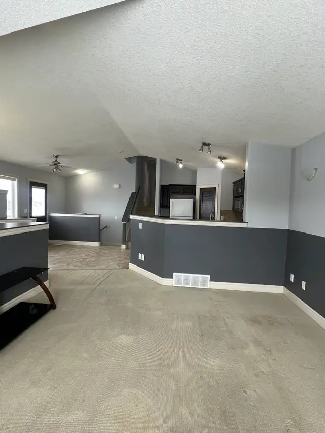 #8721- 3 Bed/ 1.5 Bath Upper Level. Avail Now! $2000 H/W/P Incl! - Photo 5