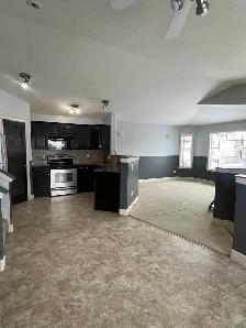 #8721- 3 Bed/ 1.5 Bath Upper Level. Avail Now! $2000 H/W/P Incl! - Photo 6