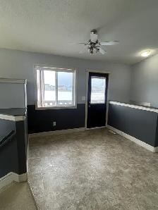 #8721- 3 Bed/ 1.5 Bath Upper Level. Avail Now! $2000 H/W/P Incl! - Photo 7