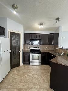 #8721- 3 Bed/ 1.5 Bath Upper Level. Avail Now! $2000 H/W/P Incl! - Photo 8