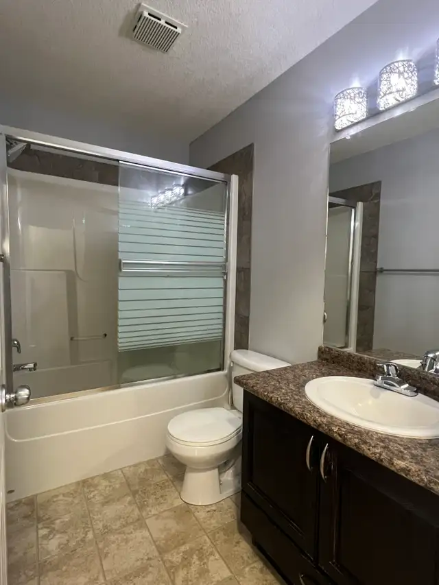 #8721- 3 Bed/ 1.5 Bath Upper Level. Avail Now! $2000 H/W/P Incl! - Photo 12