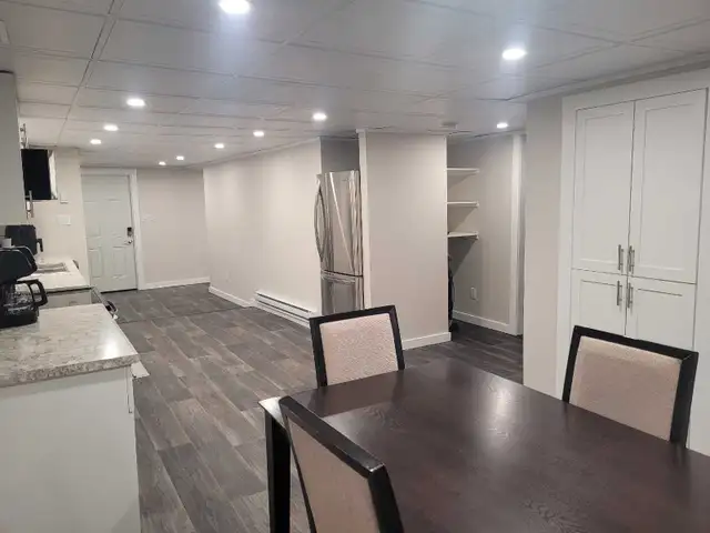 3 bdrm fully furnished ground level suite - Photo 2