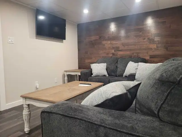 3 bdrm fully furnished ground level suite - Photo 3