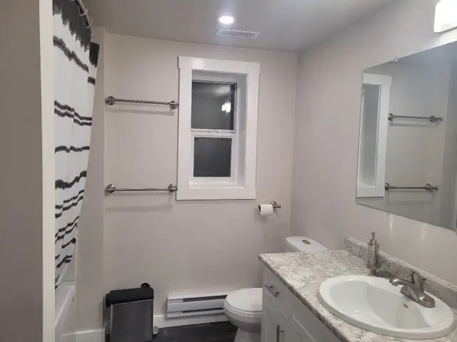 3 bdrm fully furnished ground level suite - Photo 7