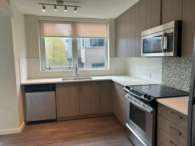 One bedroom   den in heart of Central City Surrey - Photo 2
