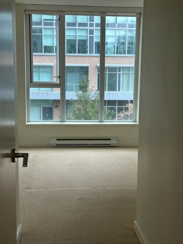One bedroom   den in heart of Central City Surrey - Photo 11