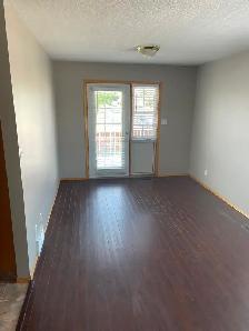Large Spacious 2 Bdrm Mainfloor Suite for Rent - Photo 4