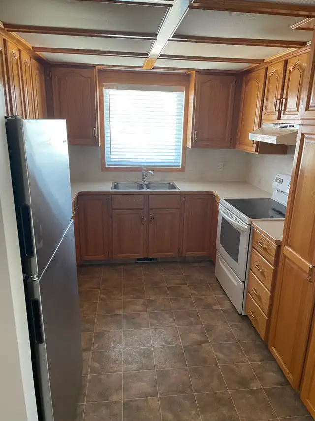Large Spacious 2 Bdrm Mainfloor Suite for Rent - Photo 6