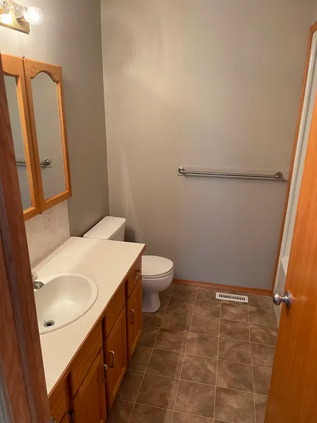Large Spacious 2 Bdrm Mainfloor Suite for Rent - Photo 10