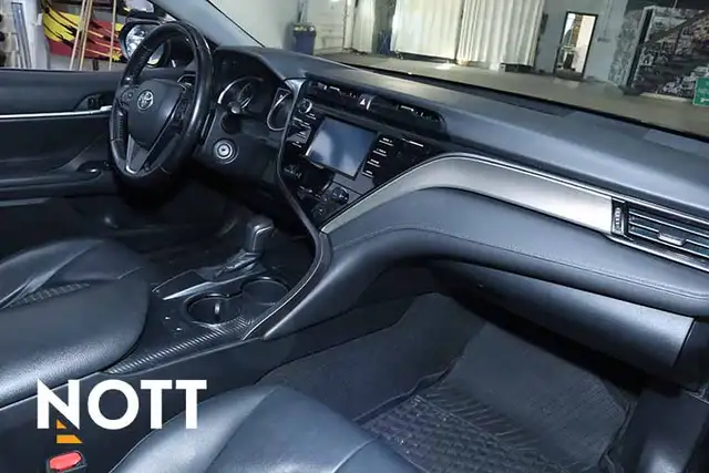 2019 TOYOTA CAMRY SE - Photo 18