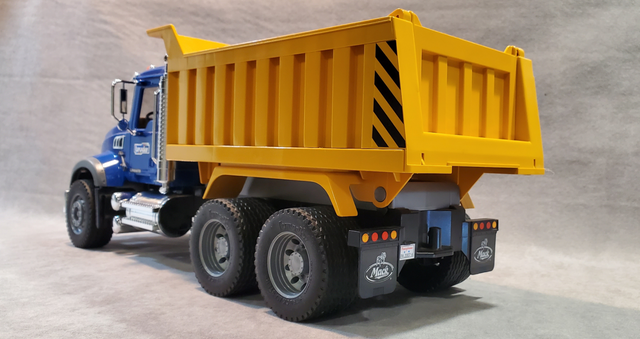 MACK DUMP TRUCK - BIG DISCOUNT at ONLY 28 BUCKS! - Photo 2