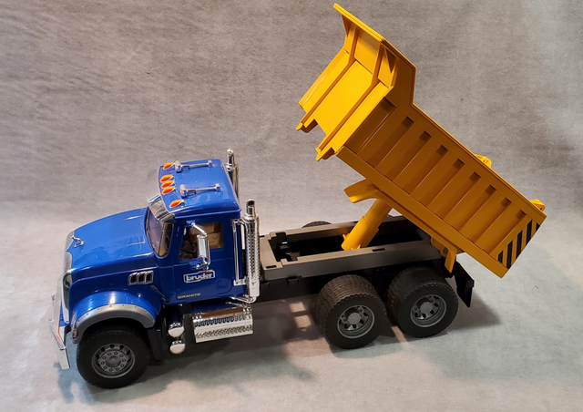 MACK DUMP TRUCK - BIG DISCOUNT at ONLY 28 BUCKS! - Photo 3