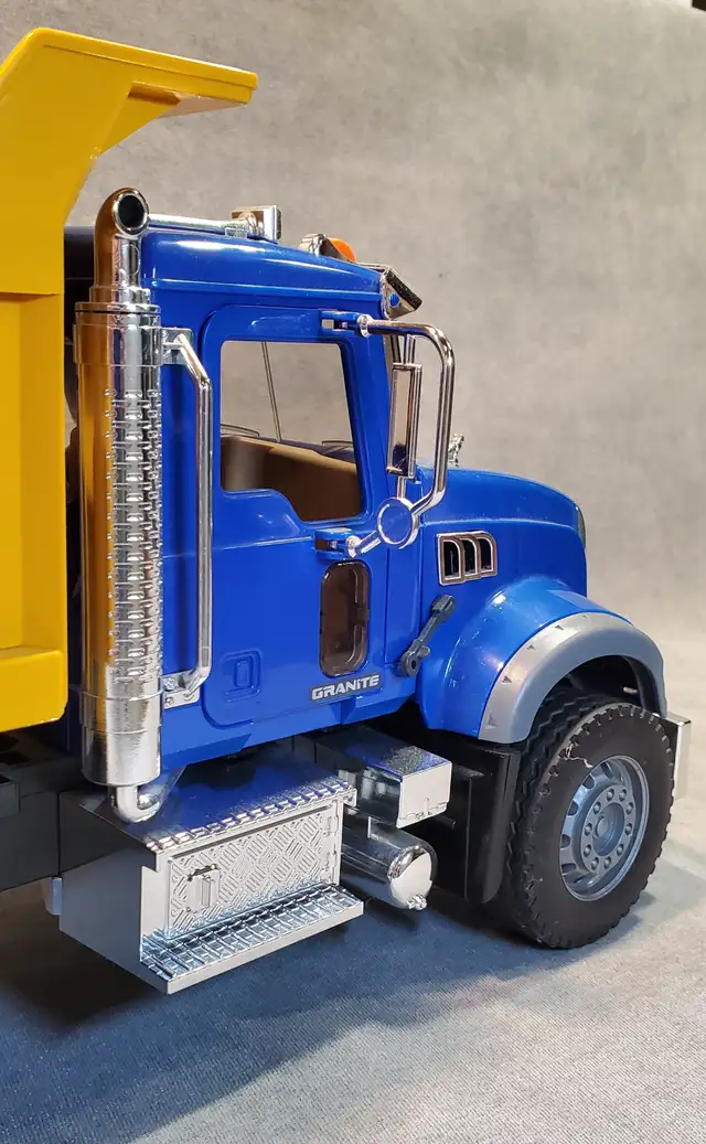 MACK DUMP TRUCK - BIG DISCOUNT at ONLY 28 BUCKS! - Photo 6