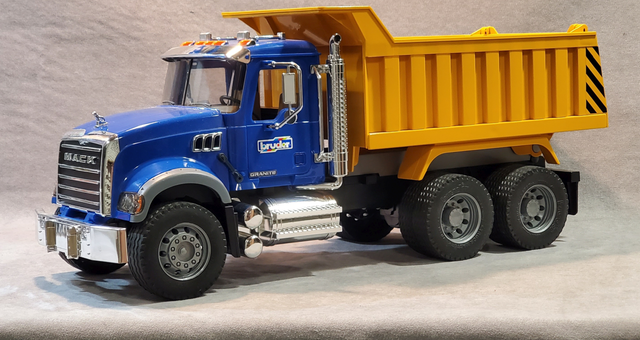 MACK DUMP TRUCK - BIG DISCOUNT at ONLY 28 BUCKS! - Photo 7